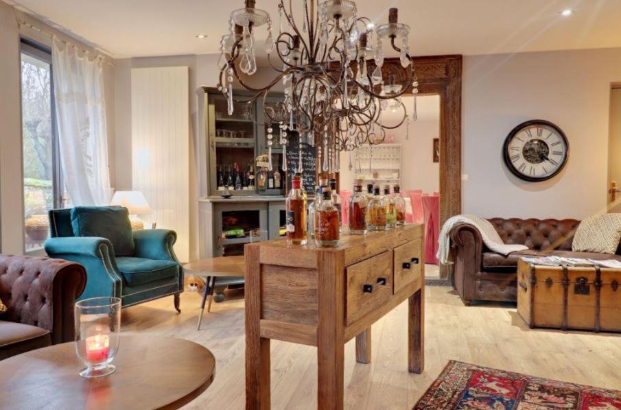 Logis Hotel De La Chapelle Milon-la-Chapelle ภายนอก รูปภาพ