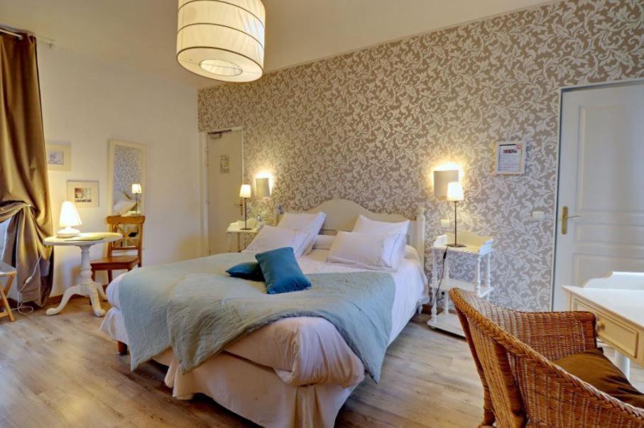 Logis Hotel De La Chapelle Milon-la-Chapelle ภายนอก รูปภาพ
