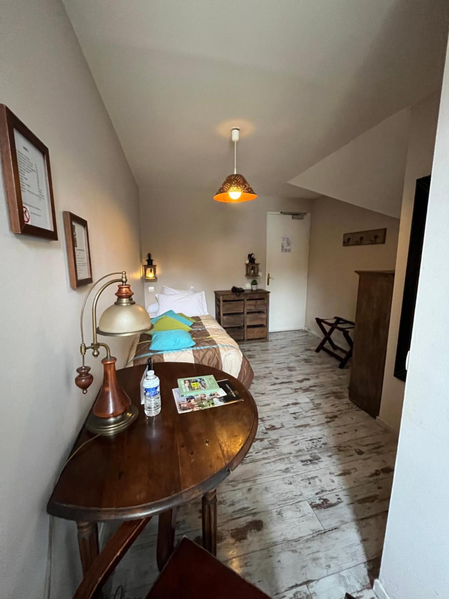 Logis Hotel De La Chapelle Milon-la-Chapelle ภายนอก รูปภาพ