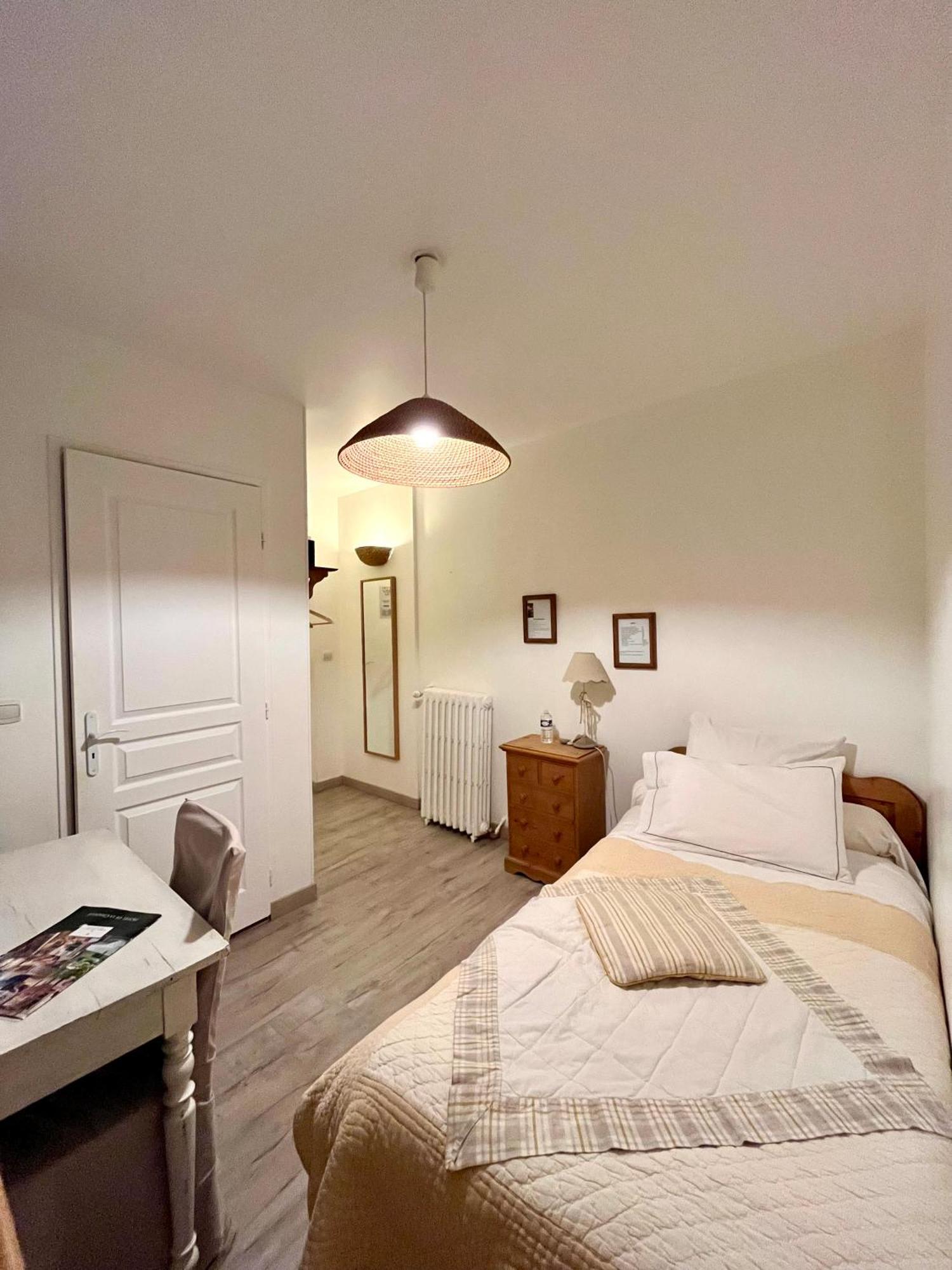 Logis Hotel De La Chapelle Milon-la-Chapelle ภายนอก รูปภาพ