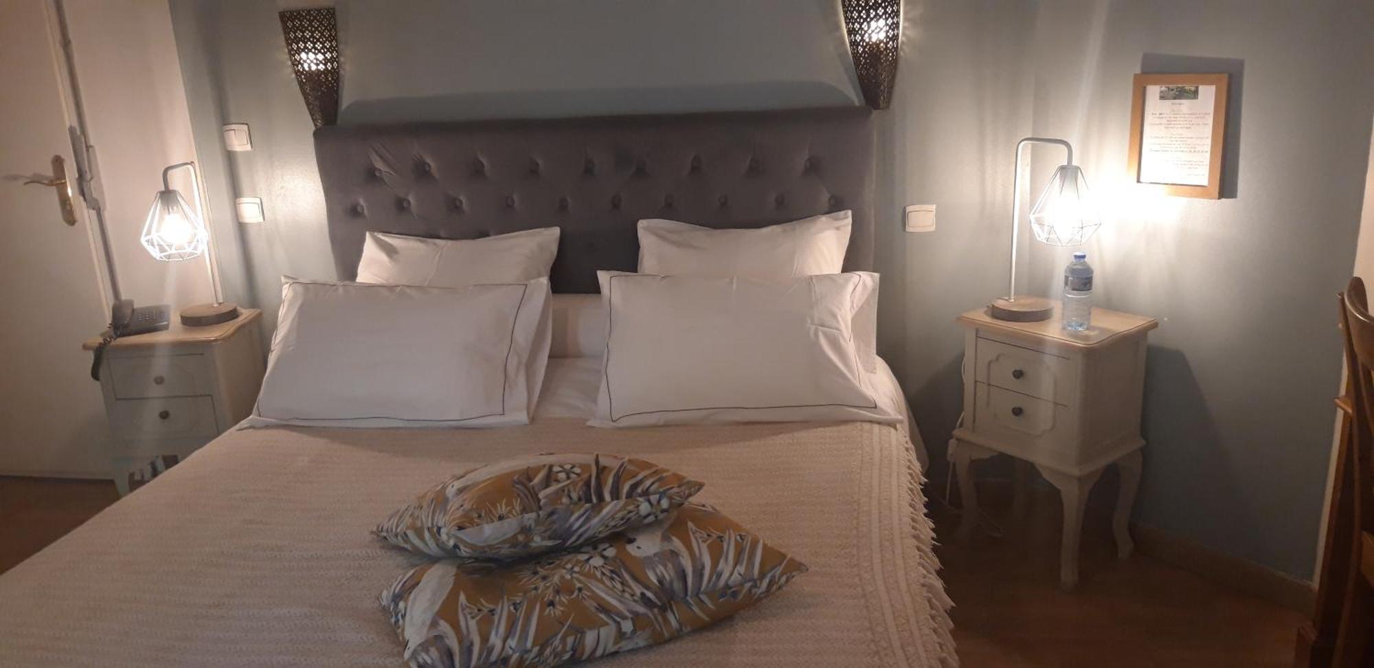 Logis Hotel De La Chapelle Milon-la-Chapelle ภายนอก รูปภาพ
