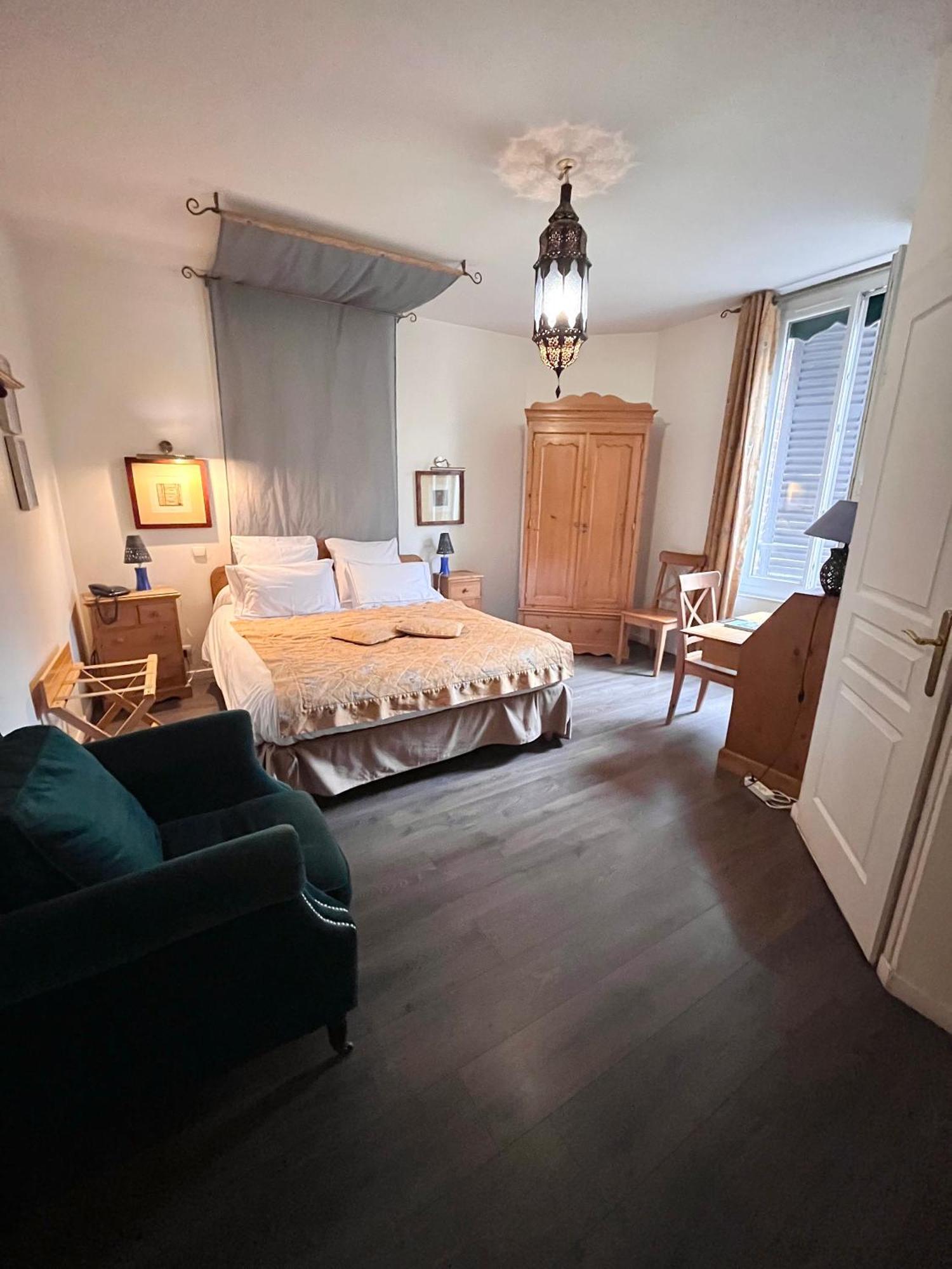 Logis Hotel De La Chapelle Milon-la-Chapelle ภายนอก รูปภาพ
