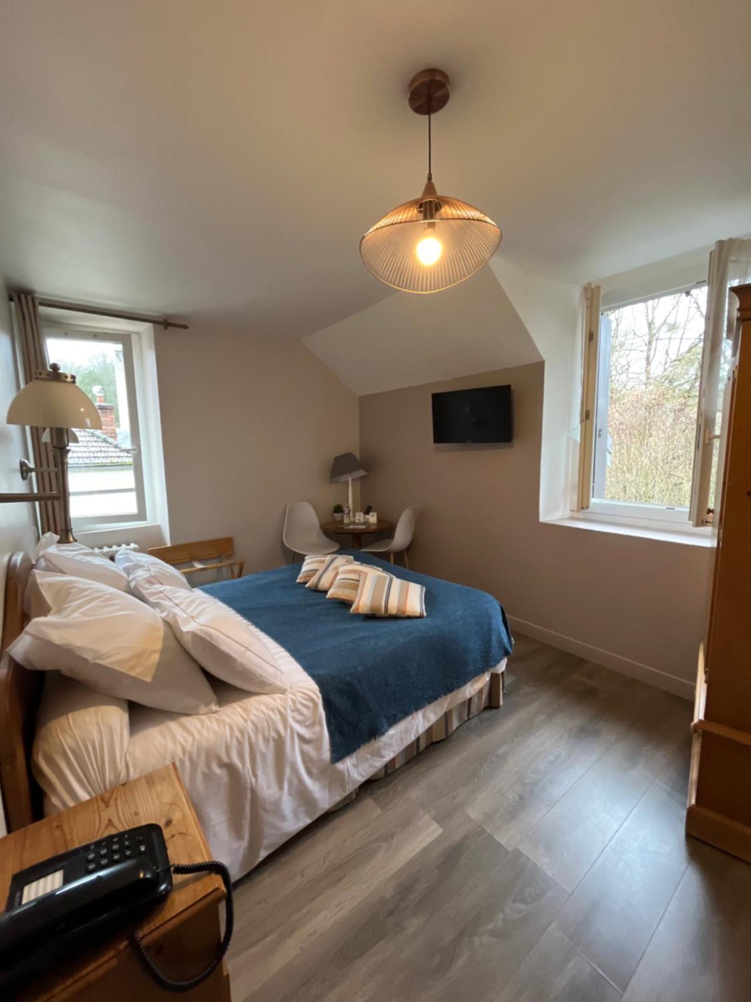 Logis Hotel De La Chapelle Milon-la-Chapelle ภายนอก รูปภาพ