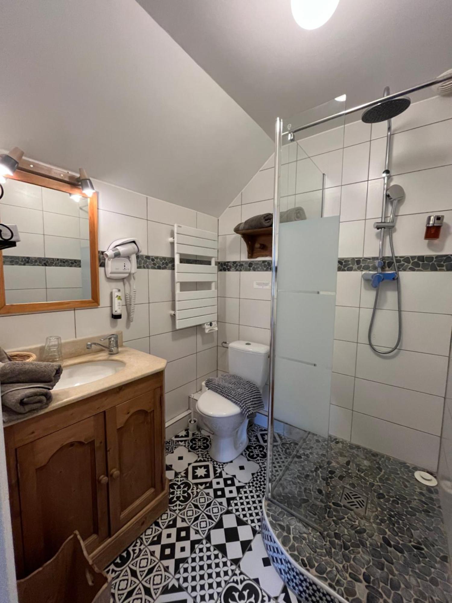 Logis Hotel De La Chapelle Milon-la-Chapelle ภายนอก รูปภาพ