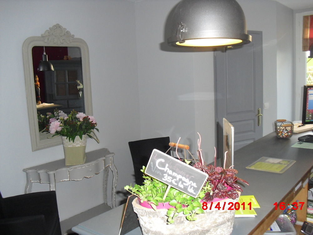 Logis Hotel De La Chapelle Milon-la-Chapelle ภายนอก รูปภาพ